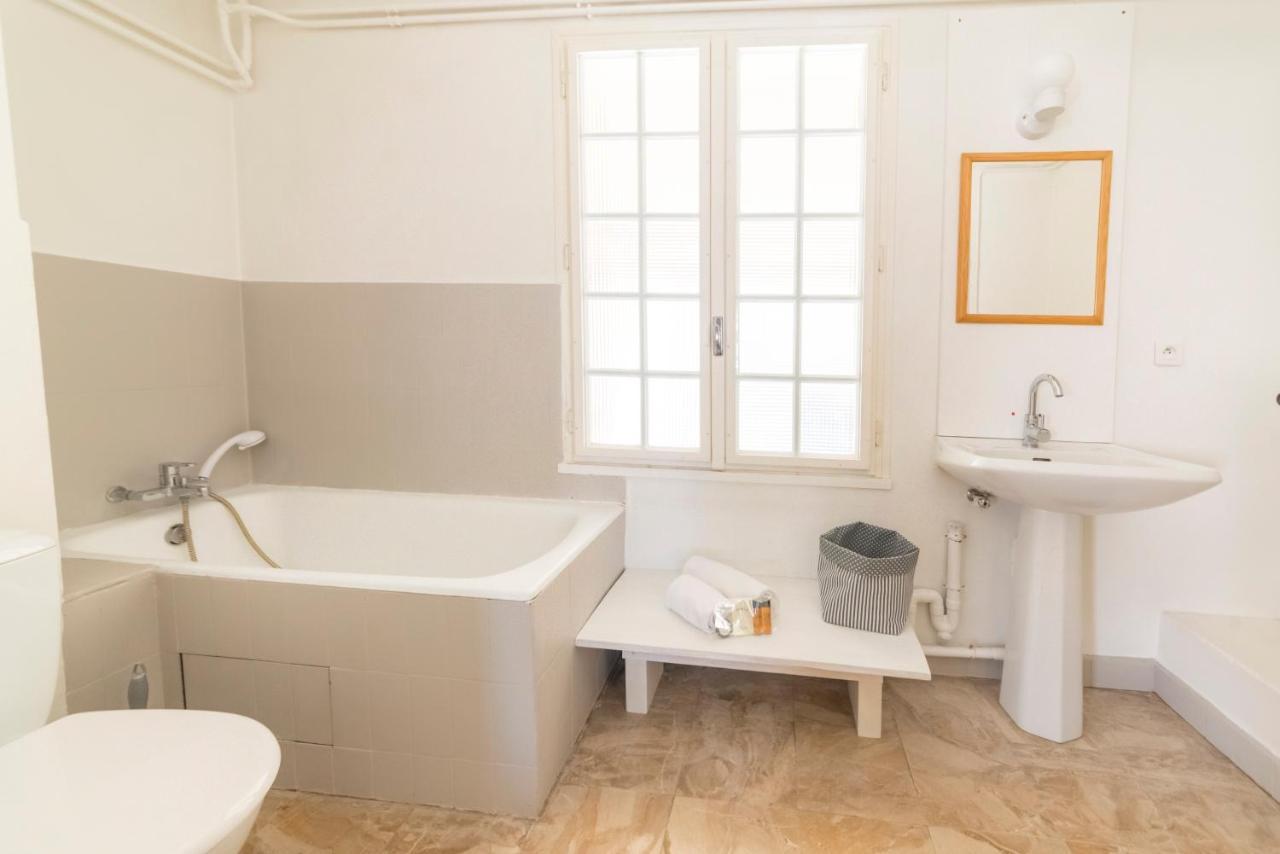 Appartement De Charme - Vue Sur Remparts - Wifi Gratuit - Parking Payant A Proximite Αβινιόν Εξωτερικό φωτογραφία